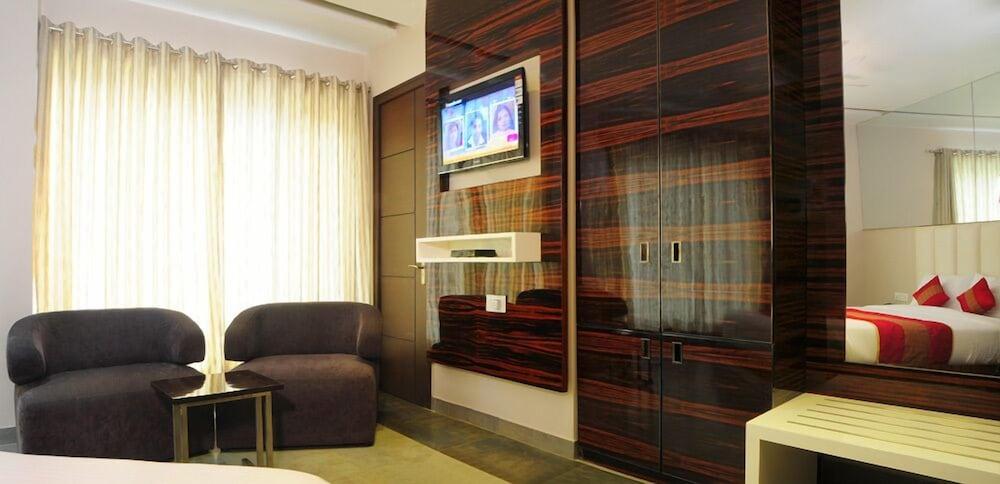 Hotel Gulnar Нью-Дели Экстерьер фото