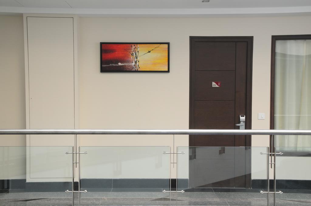 Hotel Gulnar Нью-Дели Экстерьер фото