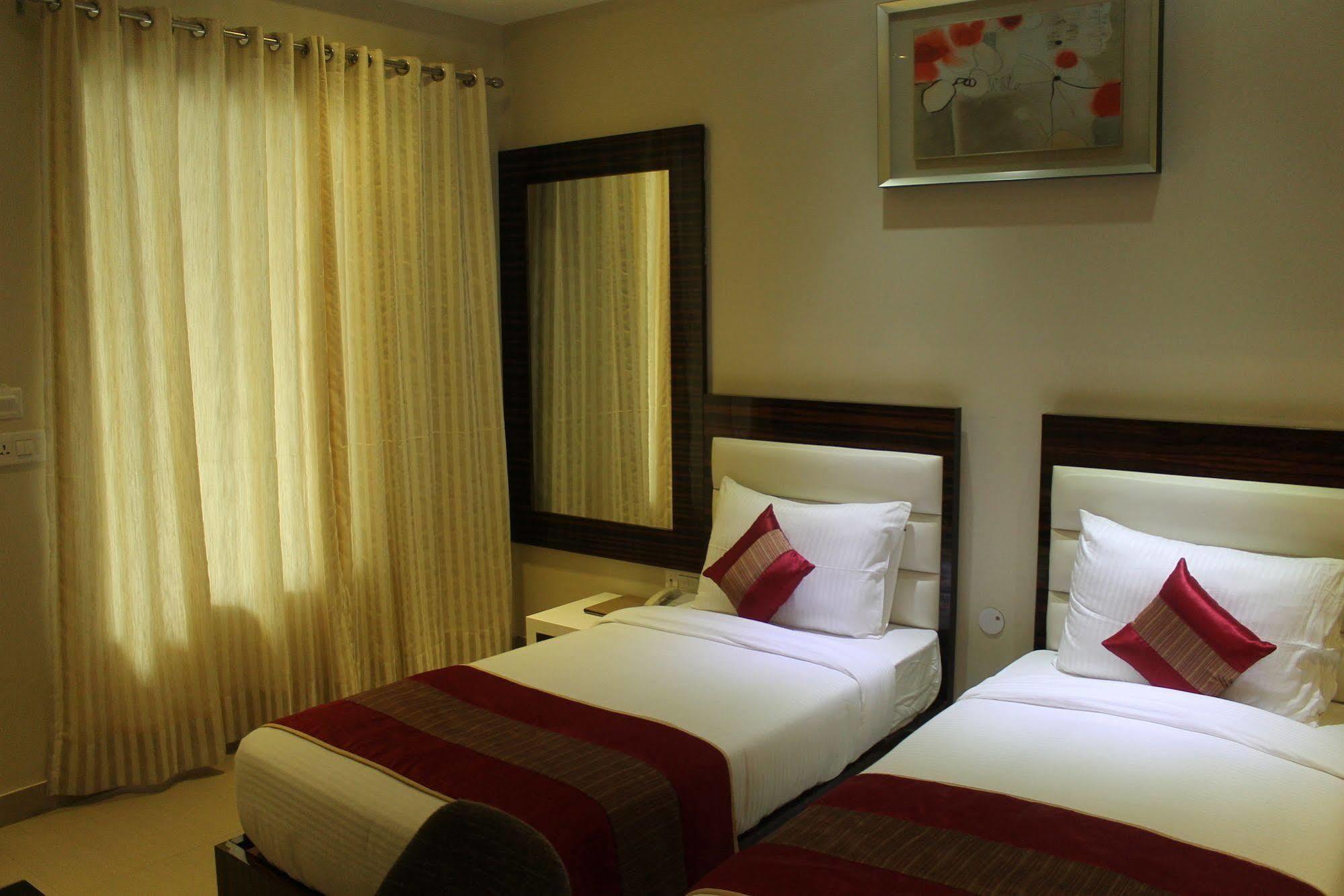 Hotel Gulnar Нью-Дели Экстерьер фото