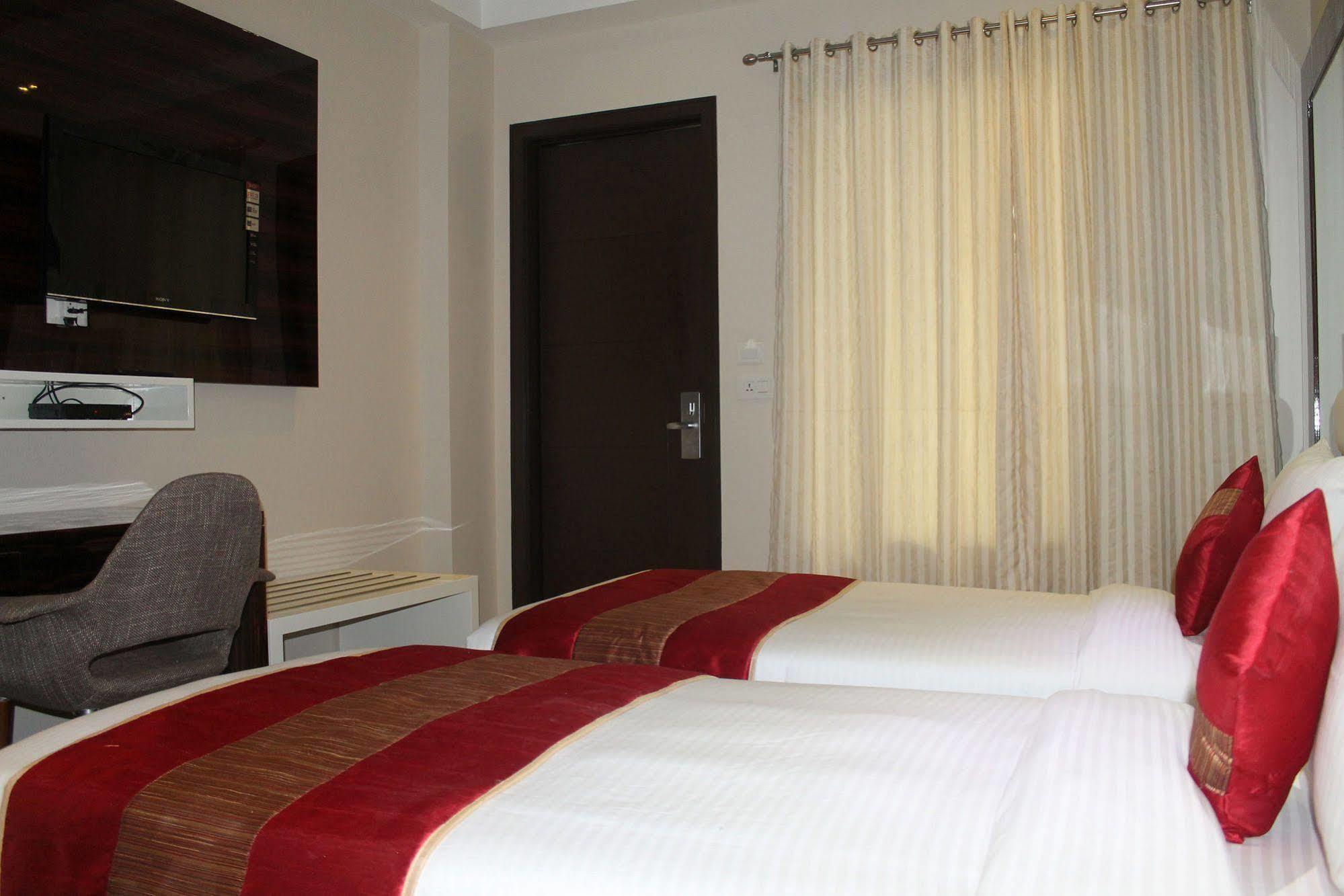 Hotel Gulnar Нью-Дели Экстерьер фото