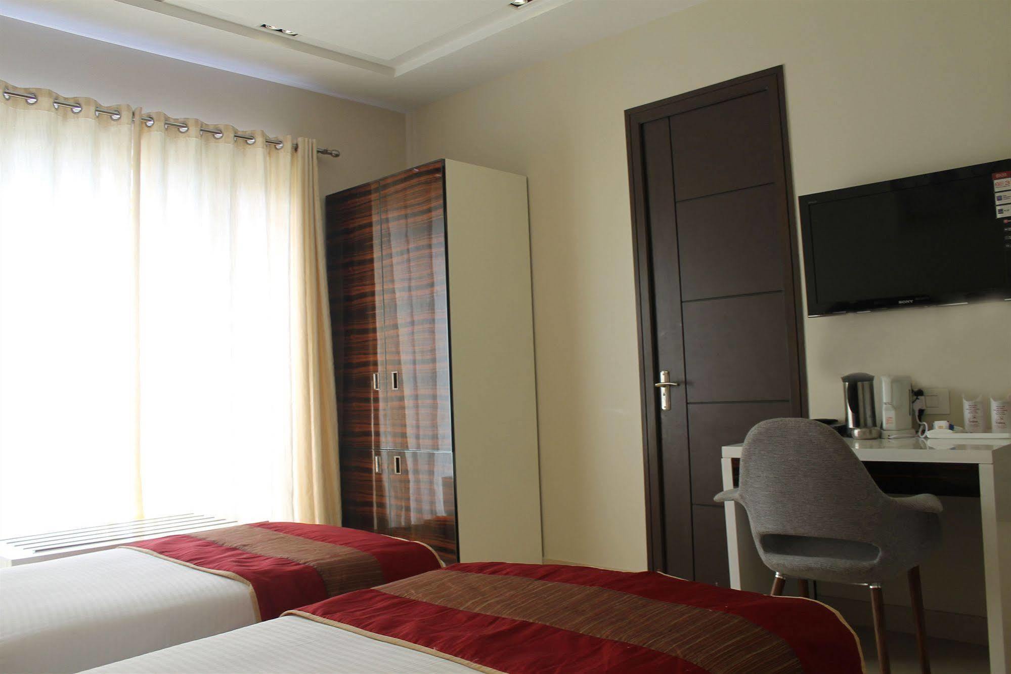 Hotel Gulnar Нью-Дели Экстерьер фото