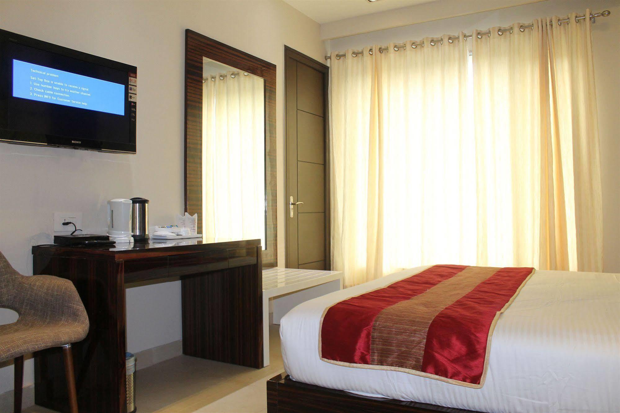 Hotel Gulnar Нью-Дели Экстерьер фото